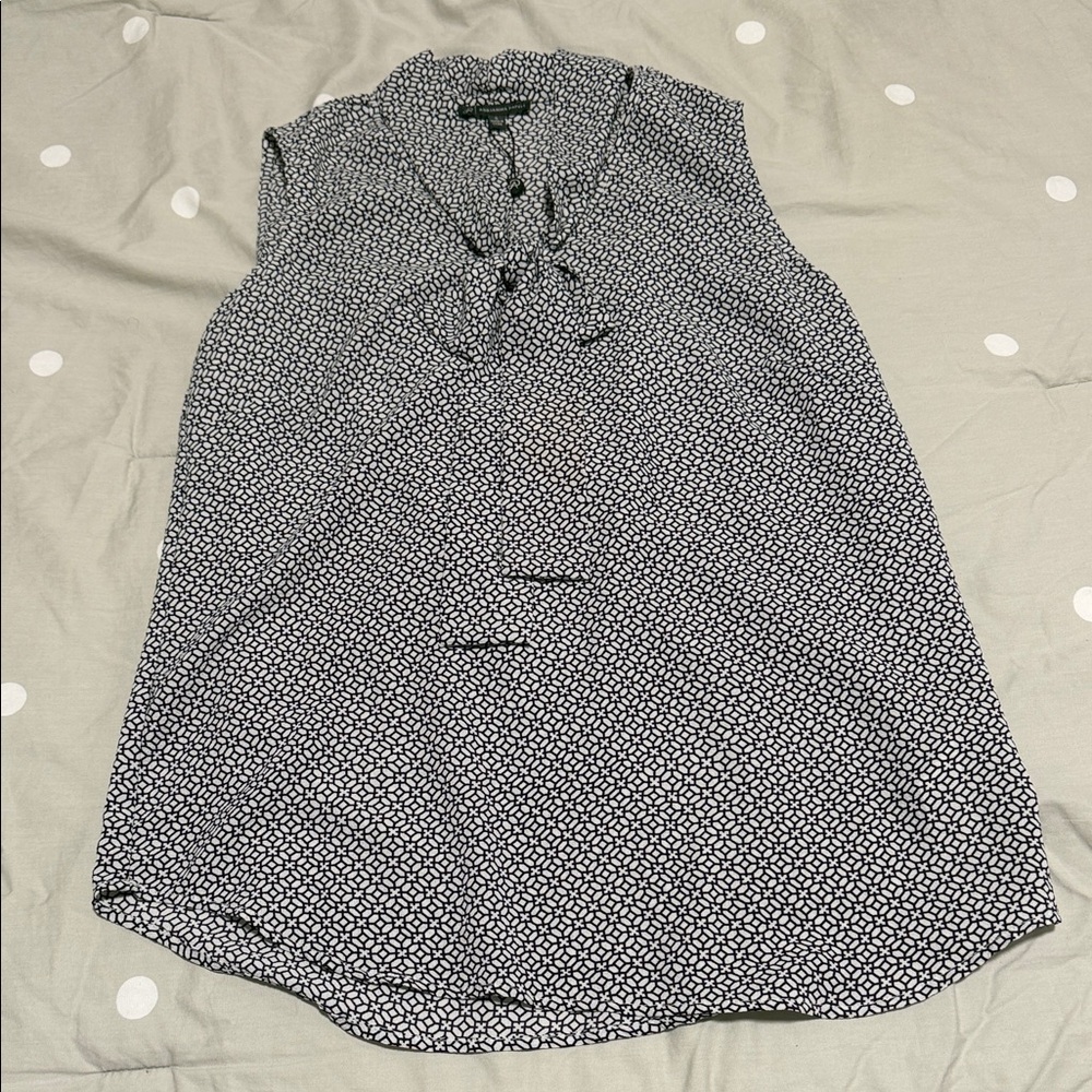 NWT Black and White Patterned Tie Front Women's Top